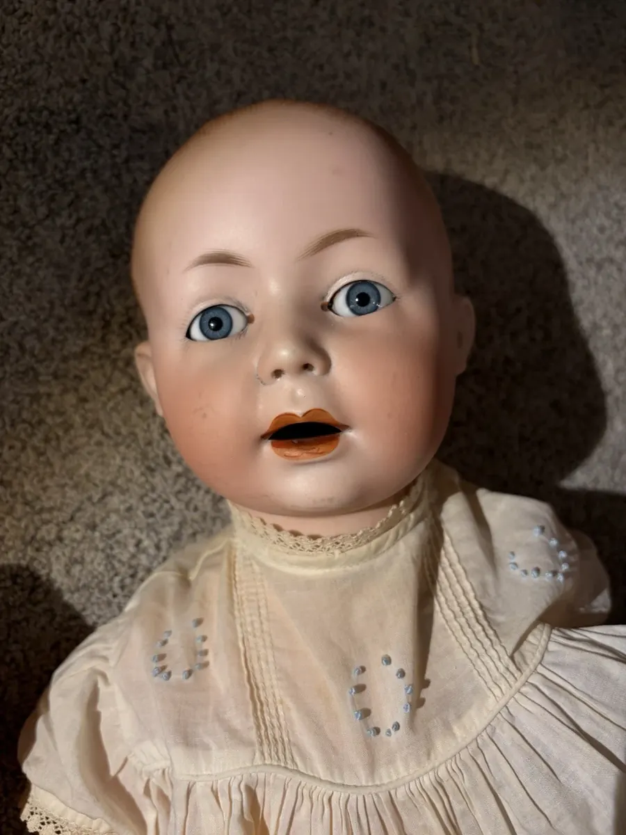 The face square on — blue eyes, open mouth, two upper teeth.