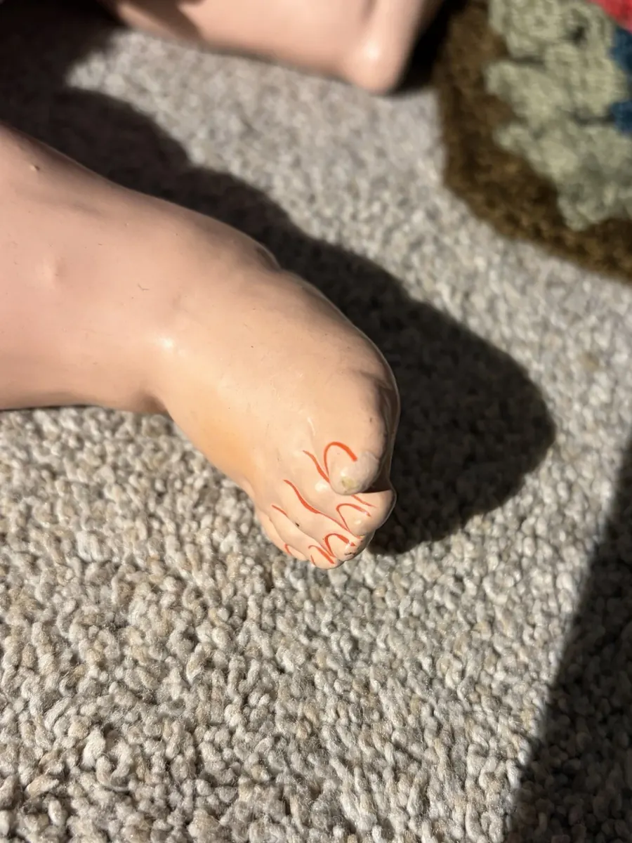 Hertel Schwab 152 doll, close view of one foot.