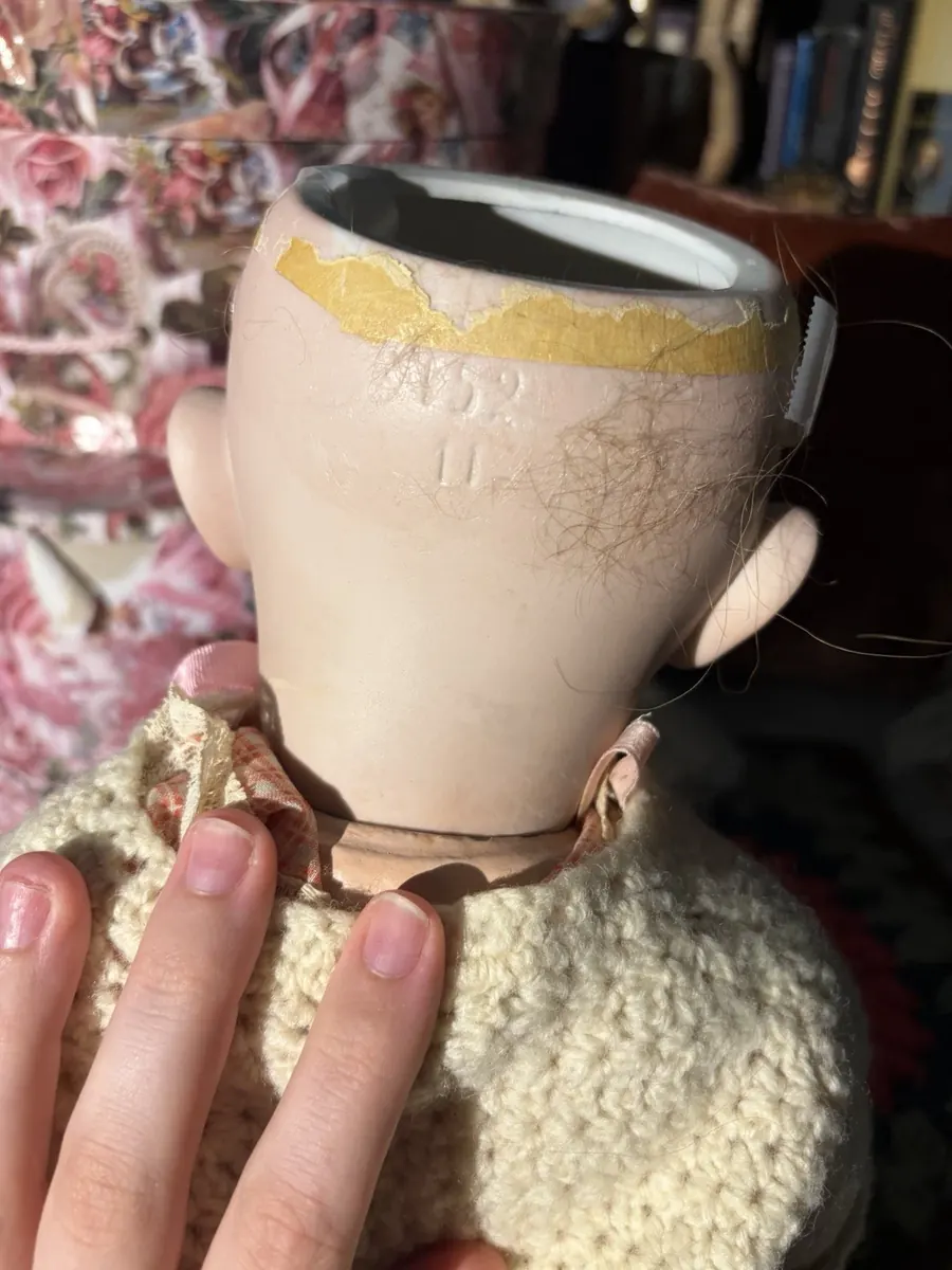 Hertel Schwab 152 doll, back-of-head marking view.