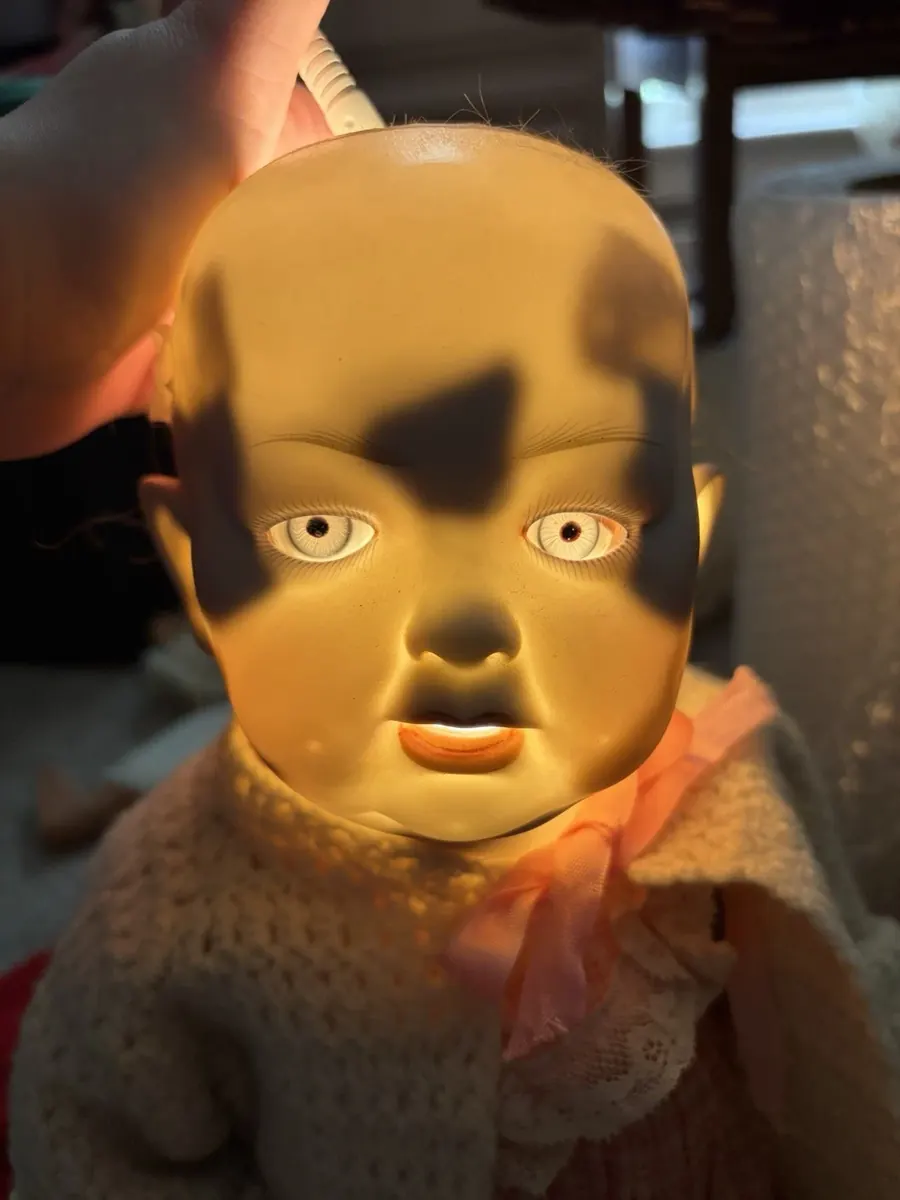 Hertel Schwab 152 doll, face viewed with light behind the head.