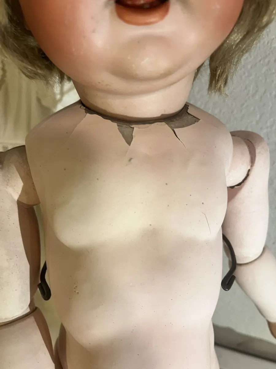 Simon and Halbig K*R 126 Toddler doll, front torso view.