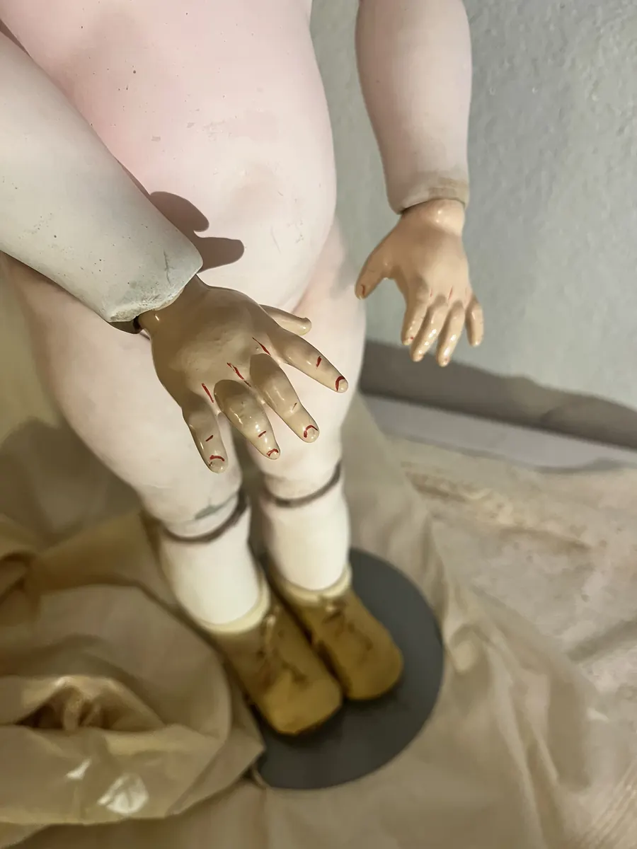 Simon and Halbig K*R 126 Toddler doll, close view of the hands and lower legs.