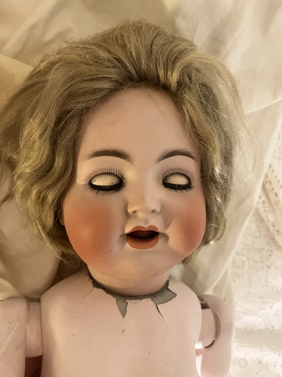 Simon and Halbig K*R 126 Toddler doll, close view of the head and face without the wig.